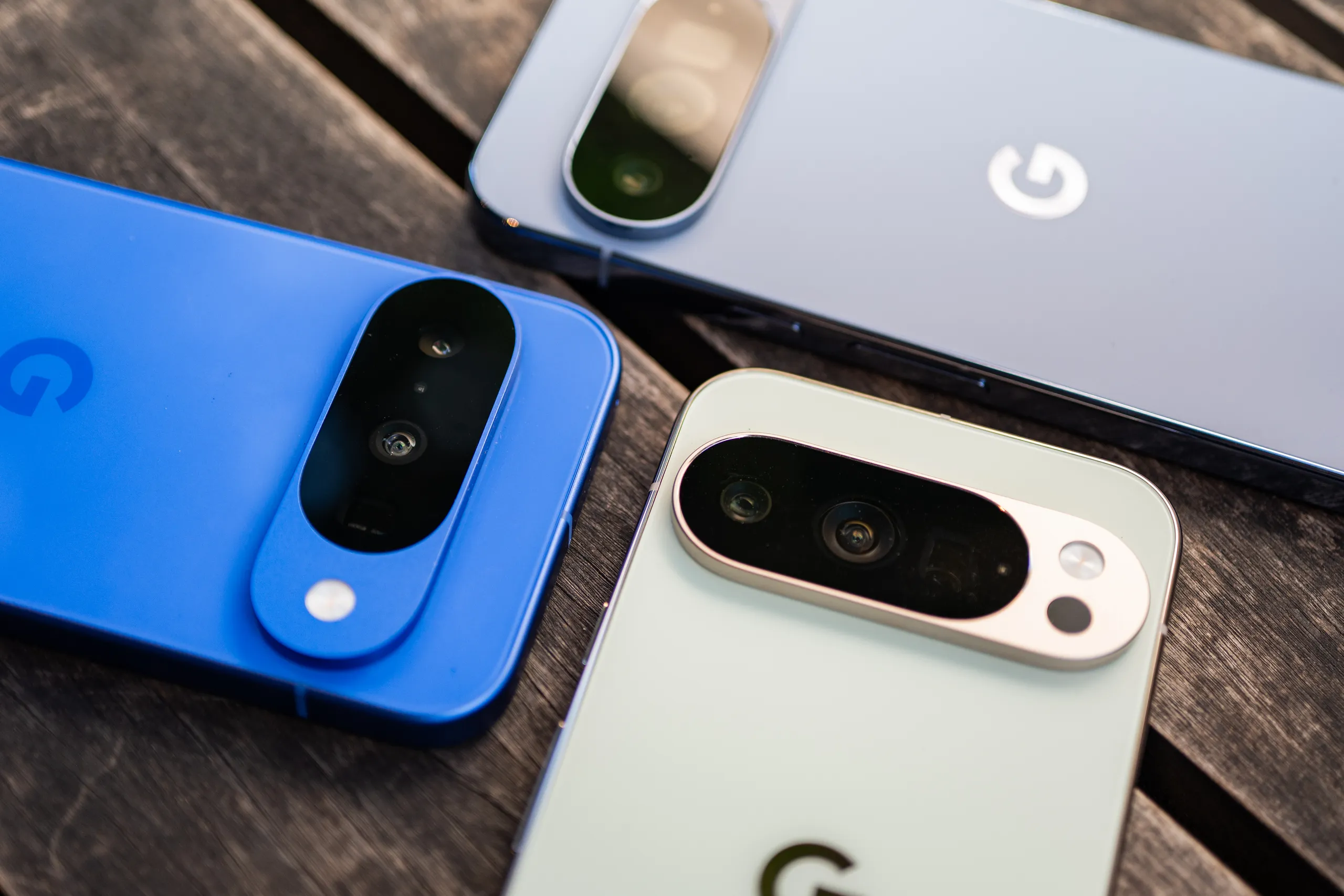 The Google Pixel 10 Pro continues Google’s tradition of sleek, minimalist smartphone design while pushing durability to the next level. Measuring 152.8 x 72 x 8.5 mm and weighing just 207 grams, the device strikes the perfect balance between portability and premium craftsmanship.